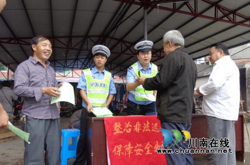 泸州交警利用赶场天联合大渡交管办开展交通安全宣传工作(图1) 泸州交警利用赶场天联合大渡交管办开展交通安全宣传工作(图1)