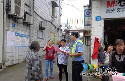 泸州交警利用赶场天联合大渡交管办开展交通安全宣传工作(图2) 泸州交警利用赶场天联合大渡交管办开展交通安全宣传工作(图2)