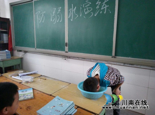 纳溪龙车镇鼓楼山小学开展防溺水仿真体验活动(图1) 纳溪龙车镇鼓楼山小学开展防溺水仿真体验活动(图1)