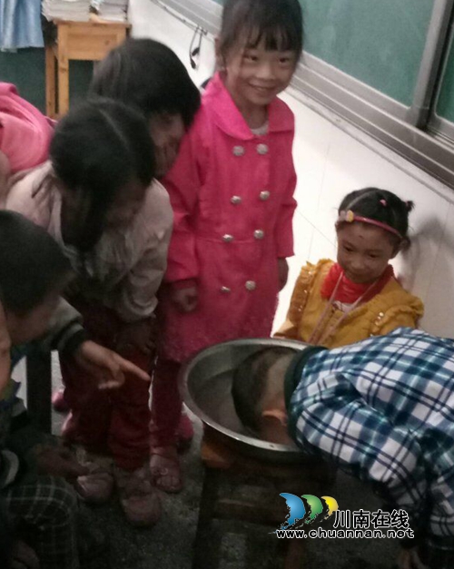 纳溪龙车镇鼓楼山小学开展防溺水仿真体验活动(图2) 纳溪龙车镇鼓楼山小学开展防溺水仿真体验活动(图2)