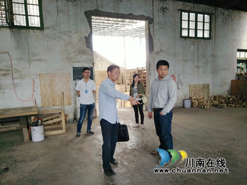 合江县经商局到临港园区检查企业安全生产(图1) 合江县经商局到临港园区检查企业安全生产(图1)