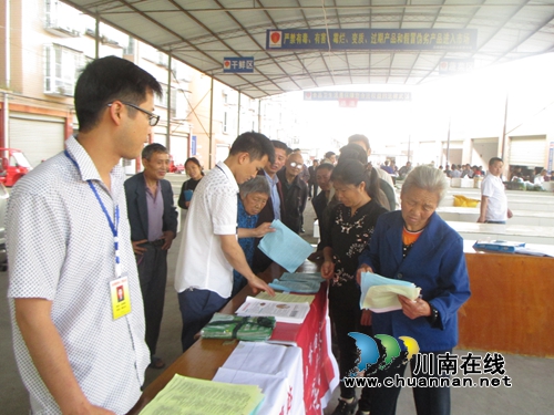 泸县石桥镇开展全国第九个“防灾减灾日”宣传活动(图1) 泸县石桥镇开展全国第九个“防灾减灾日”宣传活动(图1)