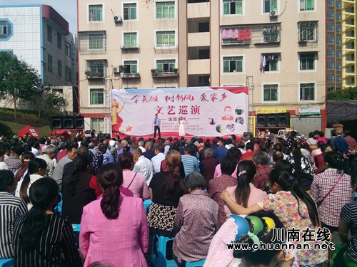 泸县“学英雄树新风爱家乡”文艺巡演走进太伏(图4) 泸县“学英雄树新风爱家乡”文艺巡演走进太伏(图4)