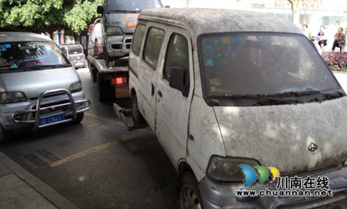泸州古蔺县住建局开展城区“僵尸车”整治 专项行动(图1) 泸州古蔺县住建局开展城区“僵尸车”整治 专项行动(图1)