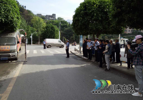 泸州古蔺县住建局开展城区“僵尸车”整治 专项行动(图2) 泸州古蔺县住建局开展城区“僵尸车”整治 专项行动(图2)