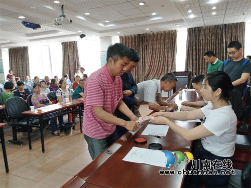 纳溪:80名大病贫困患者喜领慈善救助金(图3) 纳溪:80名大病贫困患者喜领慈善救助金(图3)