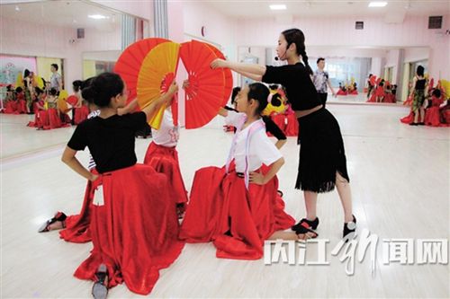 内江:百人斗牛舞将在甜城湖畔刮“红色旋风”(图1) 内江:百人斗牛舞将在甜城湖畔刮“红色旋风”(图1)