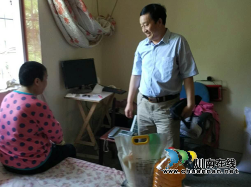 泸州：大山坪街道麻柳湾社区慰问计生困难家庭(图1)