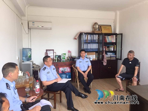 宜宾县交管大队领导带头开展道路交通安全大检查工作(图1) 宜宾县交管大队领导带头开展道路交通安全大检查工作(图1)