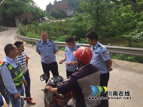 宜宾县交管大队领导带头开展道路交通安全大检查工作(图3) 宜宾县交管大队领导带头开展道路交通安全大检查工作(图3)