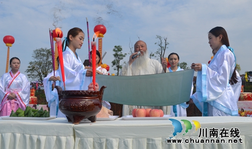泸州首届龙舟文化节在纳溪凤凰湖举行(图4) 泸州首届龙舟文化节在纳溪凤凰湖举行(图4)