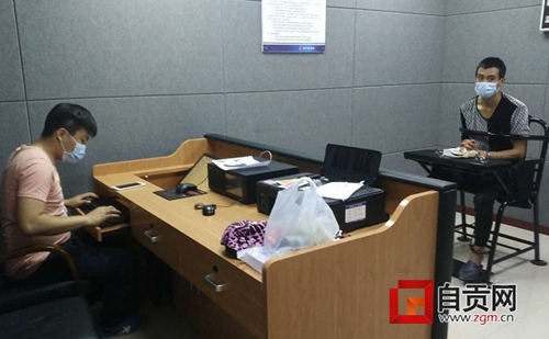 自贡男子盗窃被抓称有传染病&nbsp;警方戴口罩审讯(图2)