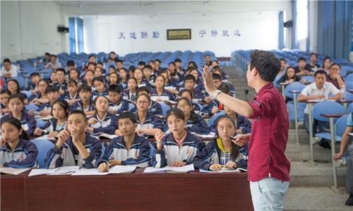 自贡4名“第一书记”搭桥&nbsp;农村学生听名师授课(图1)