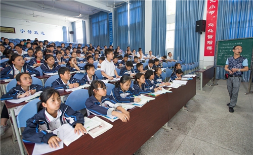自贡4名“第一书记”搭桥&nbsp;农村学生听名师授课(图2)