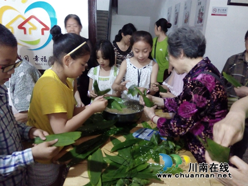 泸州:麻柳湾社区开展“欢乐迎端午.粽香传文明”活动(图2) 泸州:麻柳湾社区开展“欢乐迎端午.粽香传文明”活动(图2)