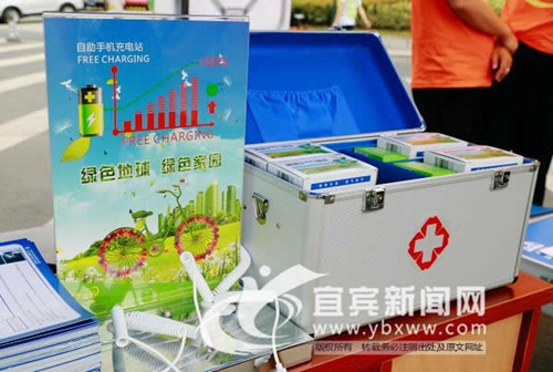 端午节 宜宾“警保联动”设立便民点服务游客(图3) 端午节 宜宾“警保联动”设立便民点服务游客(图3)