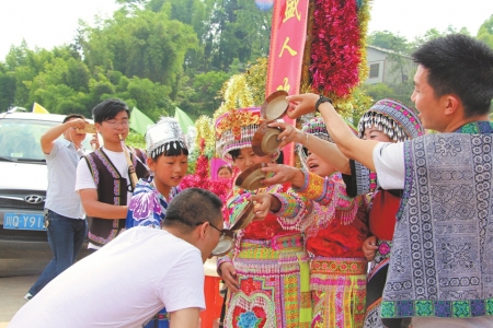 文旅结合唱大戏&nbsp;珙县三万苗汉同胞“赶苗场”(图1)
