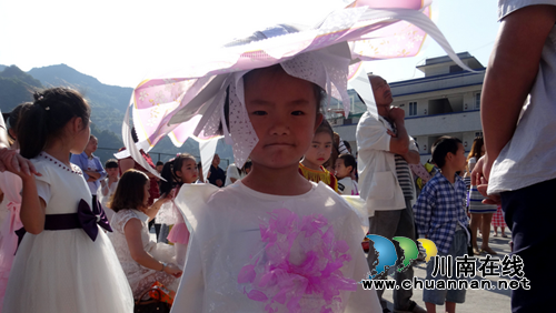 叙永正东中心幼儿园:废旧变时装&nbsp;&nbsp;秀翻“六一”&nbsp;舞台(图1)