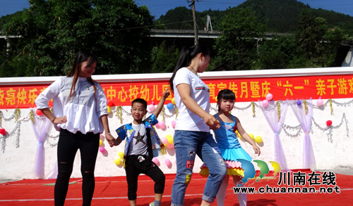 叙永正东中心幼儿园:废旧变时装&nbsp;&nbsp;秀翻“六一”&nbsp;舞台(图3)