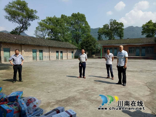爱心企业关爱合江希望小学儿童(图1) 爱心企业关爱合江希望小学儿童(图1)