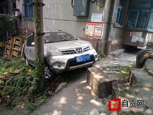 油门当刹车 自贡女司机倒车冲下坎(图1) 油门当刹车 自贡女司机倒车冲下坎(图1)