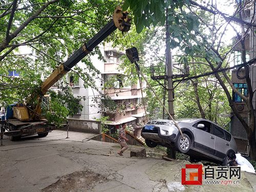 油门当刹车 自贡女司机倒车冲下坎(图2) 油门当刹车 自贡女司机倒车冲下坎(图2)