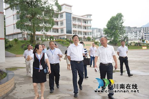 叙永县领导与小朋友们共庆“六·一”儿童节(图3)