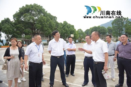 叙永县领导与小朋友们共庆“六·一”儿童节(图2)