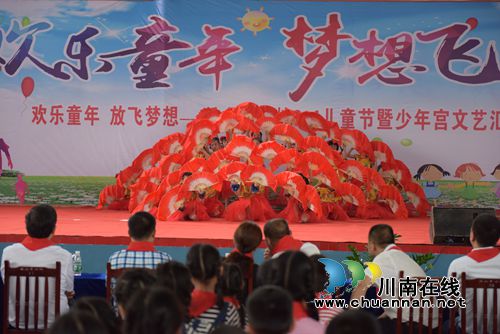 叙永县领导与小朋友们共庆“六·一”儿童节(图6)