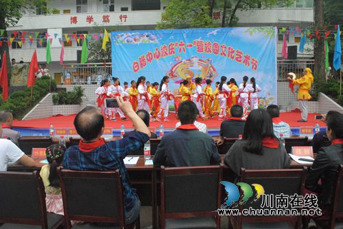叙永县白腊中心校:苗族文化庆六一 腰鼓舞蹈助阵来(图3) 叙永县白腊中心校:苗族文化庆六一 腰鼓舞蹈助阵来(图3)