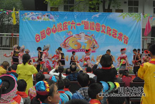 叙永县白腊中心校:苗族文化庆六一 腰鼓舞蹈助阵来(图2) 叙永县白腊中心校:苗族文化庆六一 腰鼓舞蹈助阵来(图2)
