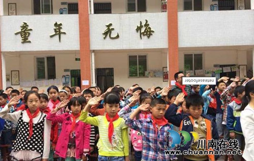 合江县自怀镇山里儿童欢乐过“六一”(图2)