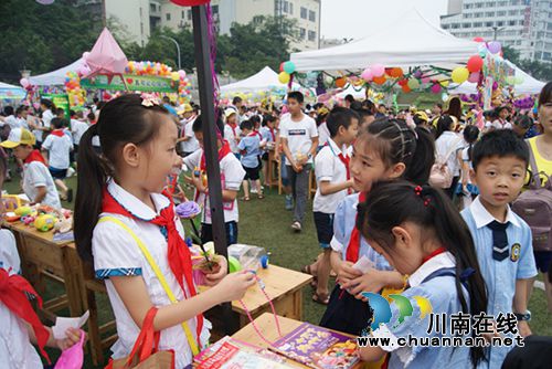 欢乐过节分享爱心 泸州十八中开展“爱心义卖”活动(图1) 欢乐过节分享爱心 泸州十八中开展“爱心义卖”活动(图1)