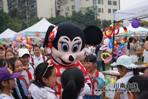 欢乐过节分享爱心 泸州十八中开展“爱心义卖”活动(图2) 欢乐过节分享爱心 泸州十八中开展“爱心义卖”活动(图2)