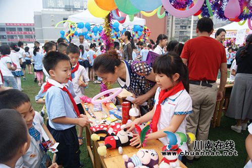 欢乐过节分享爱心 泸州十八中开展“爱心义卖”活动(图3) 欢乐过节分享爱心 泸州十八中开展“爱心义卖”活动(图3)