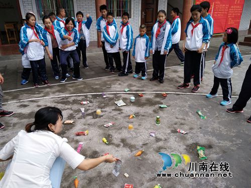 叙永:特殊儿童幸福过“六一”(图2) 叙永:特殊儿童幸福过“六一”(图2)