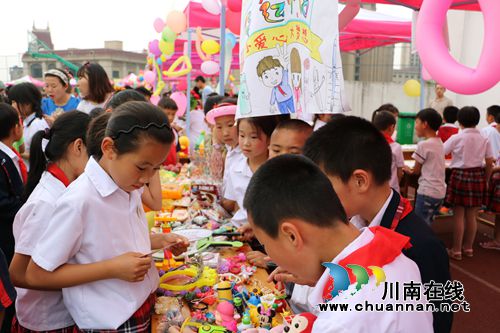 泸州南城学校举行“六一”庆祝活动(图2) 泸州南城学校举行“六一”庆祝活动(图2)
