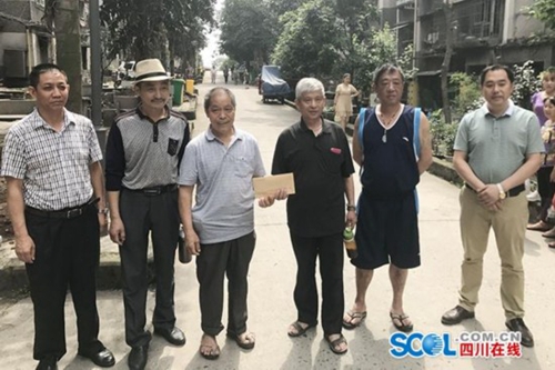 泸州发放首笔举报“牛皮癣”奖金(图2) 泸州发放首笔举报“牛皮癣”奖金(图2)