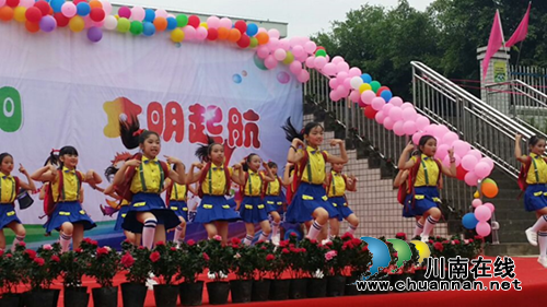 江阳区华阳学校举行第六届校园艺术节(图2) 江阳区华阳学校举行第六届校园艺术节(图2)