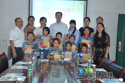 泸州市江阳区委组织部到华阳学校关爱贫困儿童