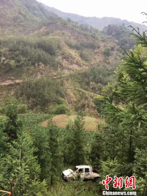 忘挂前进挡&nbsp;车坠百米山坡&nbsp;北川司机只受轻伤(图1)