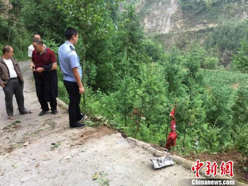 忘挂前进挡&nbsp;车坠百米山坡&nbsp;北川司机只受轻伤