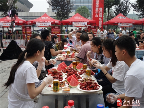 泸州第二届小龙虾美食节在西南商贸城隆重开幕(图3)
