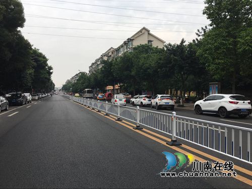 红星街道：1500米隔离护栏畅通南光路保安全(图1)