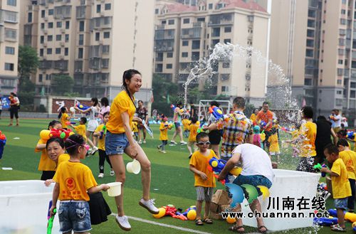 龙马潭：幼儿园“水仗”课堂挖掘孩子潜能(图1)