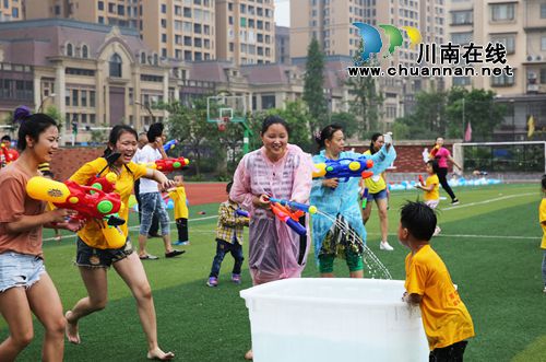 龙马潭：幼儿园“水仗”课堂挖掘孩子潜能(图2)