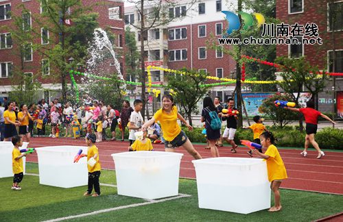 龙马潭：幼儿园“水仗”课堂挖掘孩子潜能(图4)