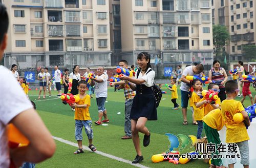 龙马潭：幼儿园“水仗”课堂挖掘孩子潜能(图6)