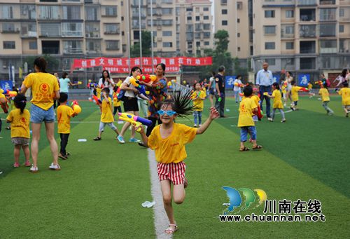 龙马潭：幼儿园“水仗”课堂挖掘孩子潜能(图9)