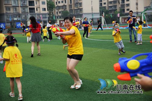 龙马潭：幼儿园“水仗”课堂挖掘孩子潜能(图10)